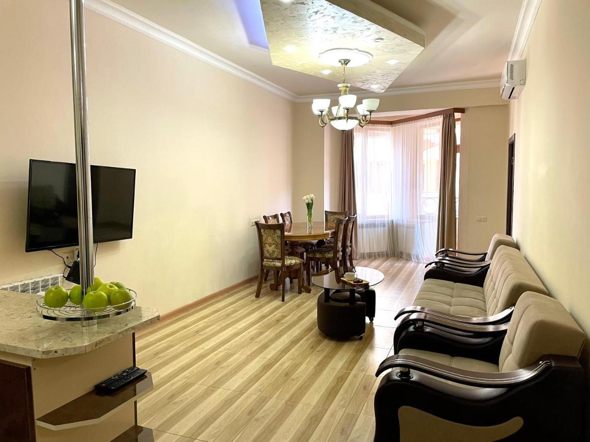 Ferienwohnung Superior Apt. With Balcony On Aram Street Erivan Exterior foto